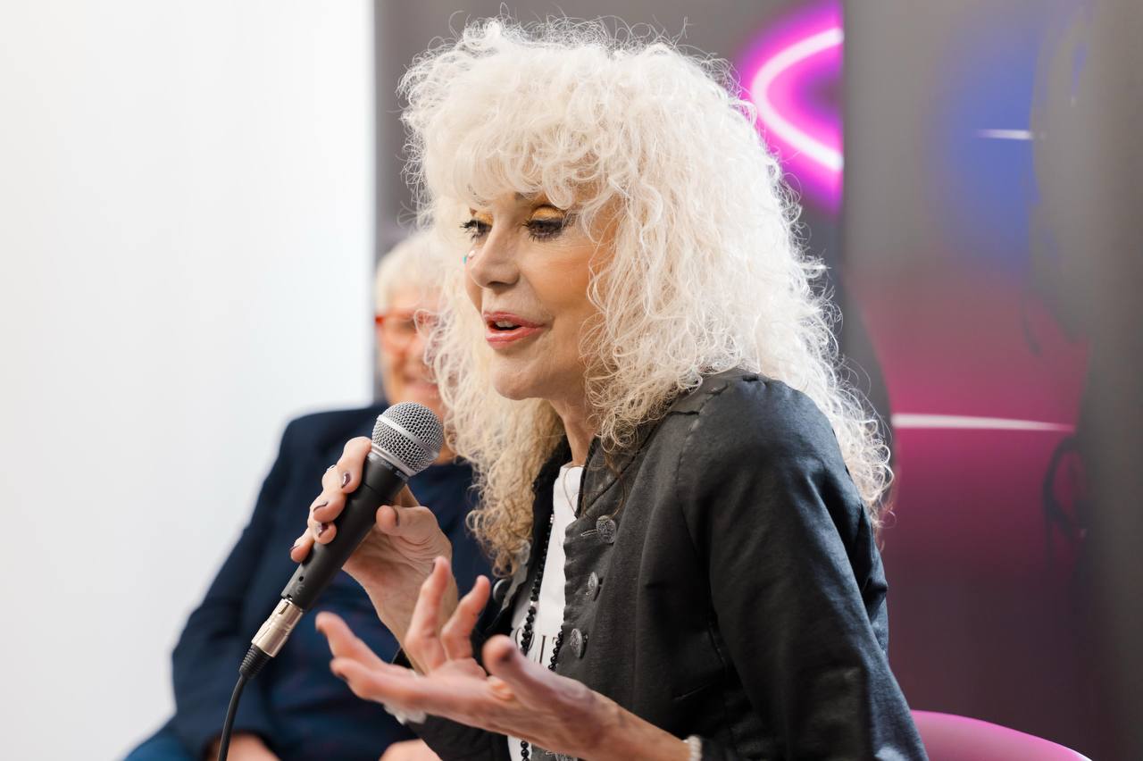 Donatella Rettore, cantautrice e icona senza tempo, incontra gli allievi di Accademia Artisti