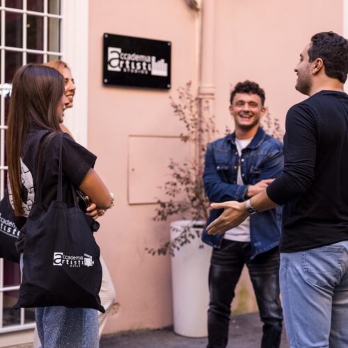 Momenti di studio e creatività quotidiana degli studenti in Accademia Artisti
