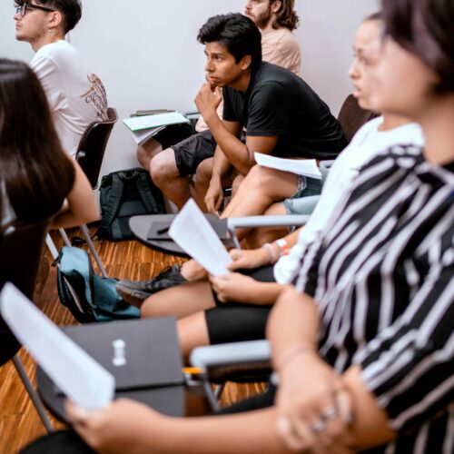 Studenti concentrati durante una lezione teorica in Accademia Artisti